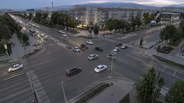 Перекрёсток проспекта Астаны вечером: автобусы и автомобили